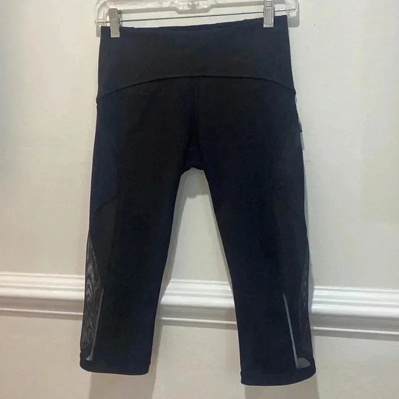Lululemon Black Cropped Leggings With Mesh Side Panel Size 4 Inseam 17” - Picture 2 of 9